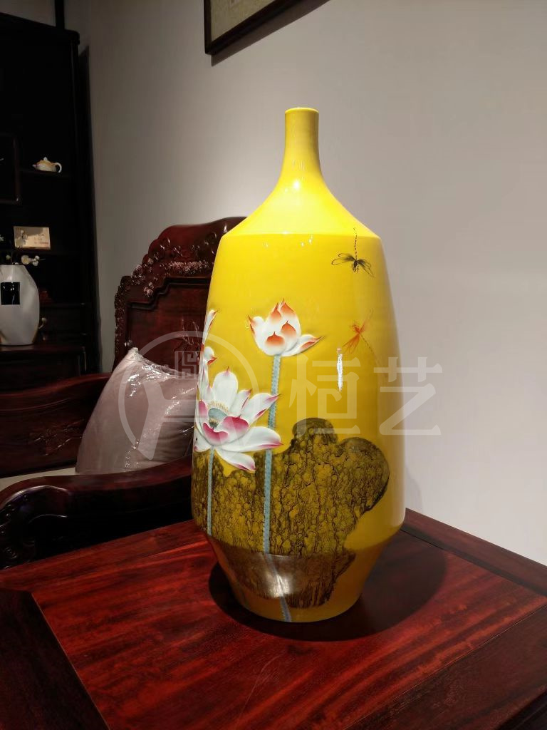 黄地荷花直口瓶 